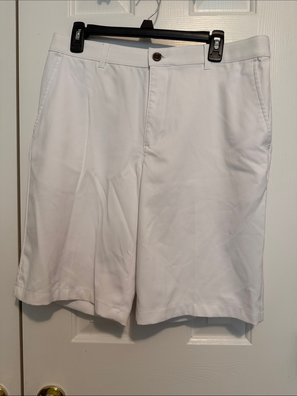 Izod White Flat-Front Men's Golf Shorts